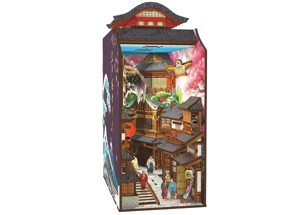 Une scène colorée représentant une rue traditionnelle japonaise animée avec des bâtiments en bois, des personnes en vêtements traditionnels, des cerisiers en fleurs et un décor architectural typique.

Description générée par IA